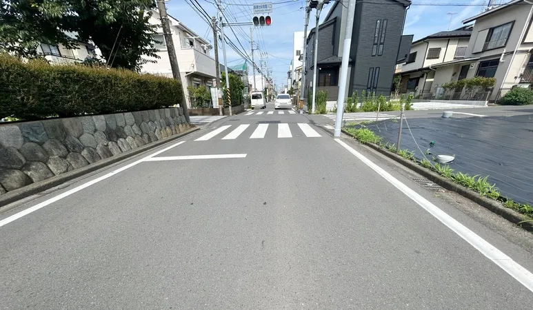 【北側前面道路写真】幅員約6ｍ。