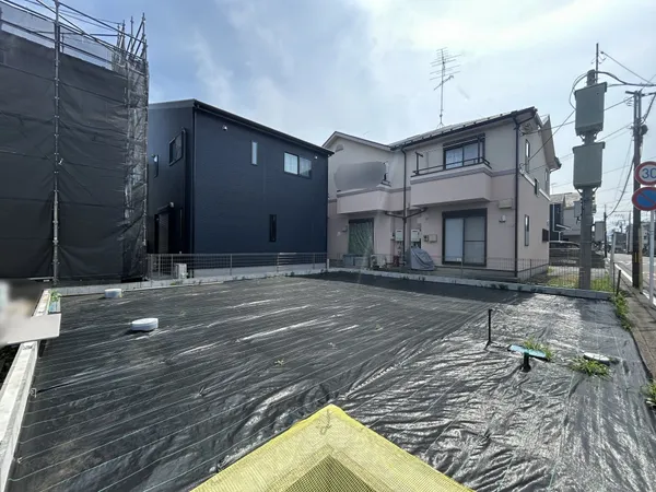 【土地写真】周辺にはスーパー・コンビニ・ドラッグストア等買い物施設がございます。