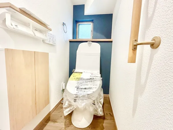 【1Fトイレ】お手洗いは2か所あるため、来客の際にも気兼ねなく利用できます。