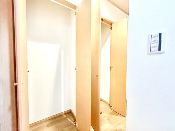 【1F廊下収納】廊下収納は、掃除用具など普段見せておきたくない日用品を収納するのにも重宝します。