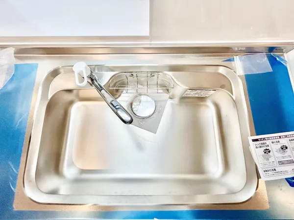 【シンク・水栓】お掃除がしやすく耐熱性・耐久性の高いステンレスシンクです。