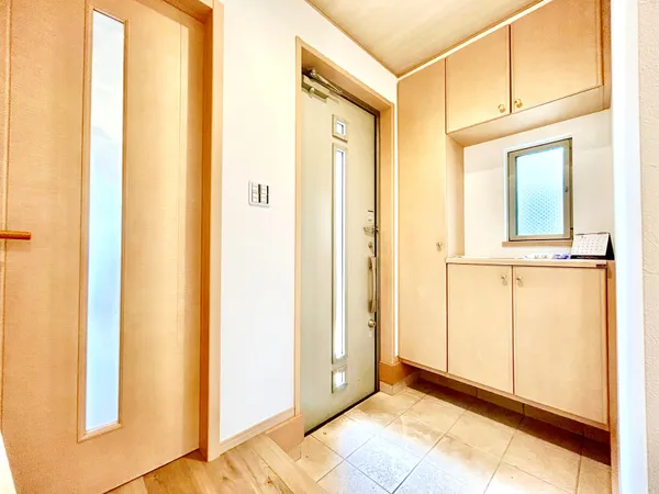【玄関】天井高のシューズボックスが備わっています。フロートタイプのシューズボックス下部に、普段使いの履物を収納し、玄関をスッキリと保つことが出来ます。