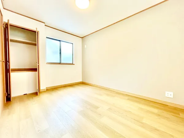 【2F洋室：約6.0帖】各居室は6.0帖以上でゆとりの広さがあります。