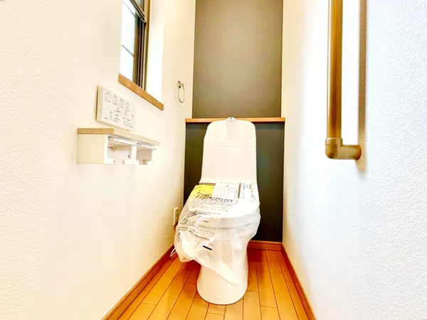 【2Fトイレ】温水洗浄便座付きで、快適にお使いいただけます。