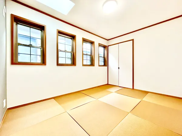 【2F和室：約6.0帖】約6.0帖の和室があり、安らぎの空間となります 。多目的にご活用いただけます。