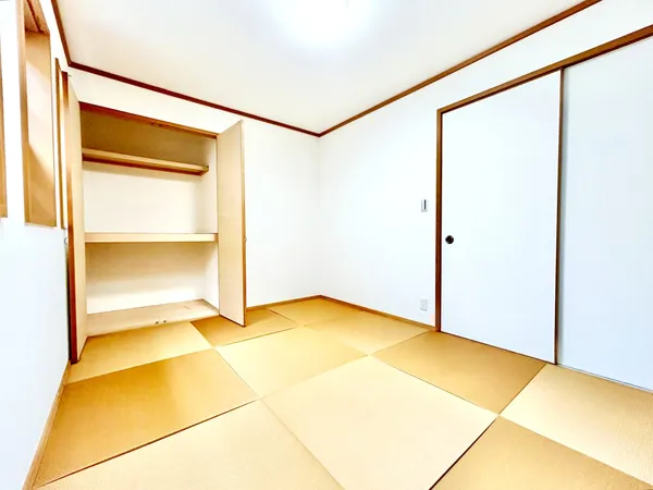 【2F和室：約6.0帖】和室には押入収納がございます。布団・枕などの寝具類をスッキリ収納できます。