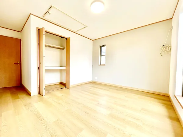 【2F洋室：約8.0帖】このお家で一番広い約8.0帖の主寝室です。