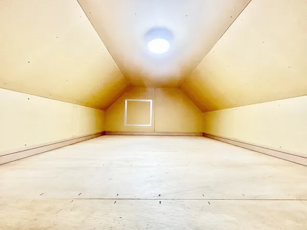【小屋裏収納】8.0帖洋室内の小屋裏収納です。
