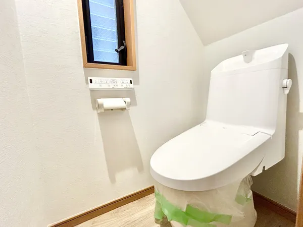 【1Fトイレ】お手洗いは2か所あるため、来客の際にも気兼ねなく利用できます。