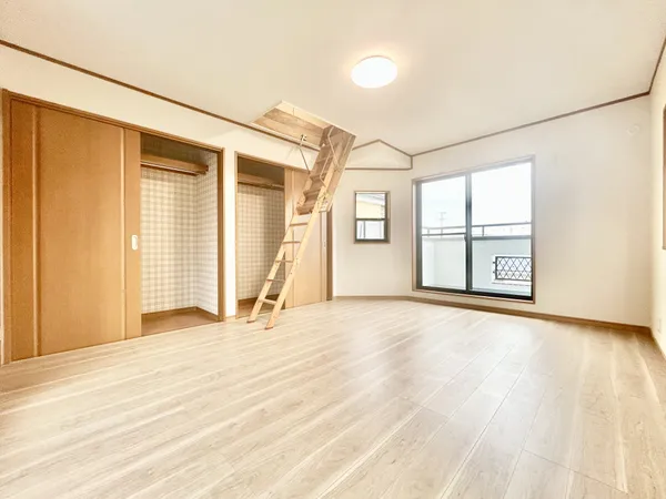 【3F洋室：約9.5帖】壁一面のクローゼットと小屋裏収納、収納豊富なお部屋です。