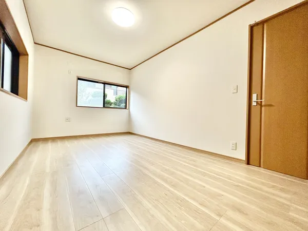 【1F洋室：約7.5帖】窓があり、採光と通風を確保しています。趣味に合わせて使って頂けるようシンプルに仕上げてあります。