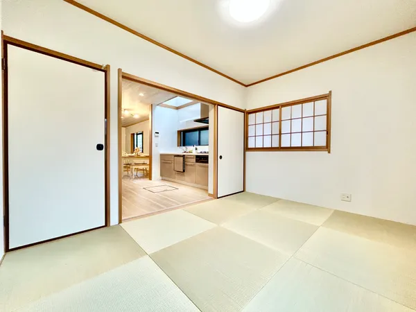 【2F和室：約６帖】小さいお子様のお昼寝や遊び部屋にもお使いいただけます。