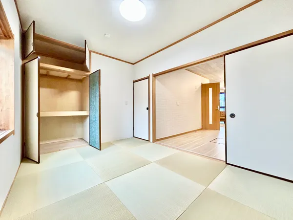 【2F和室：約６帖】押入れ収納があり、布団や季節ごとに使うものなどの保管に便利です。