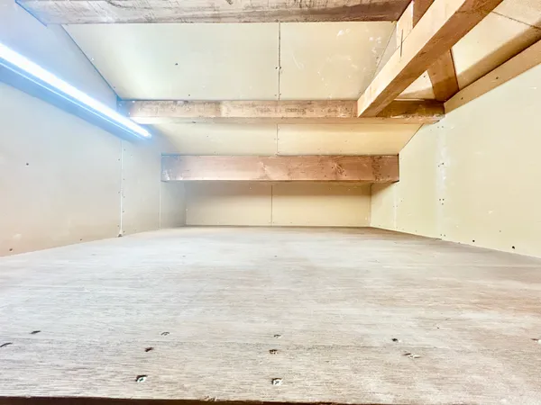 【3F小屋裏収納】非常食、水、簡易トイレ、懐中電灯など、使用頻度は低いが、いざという時に必要なものの収納にもお使いいただけます。
