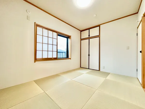 【2F和室：約６帖】２面採光で陽当たり通風良好です。