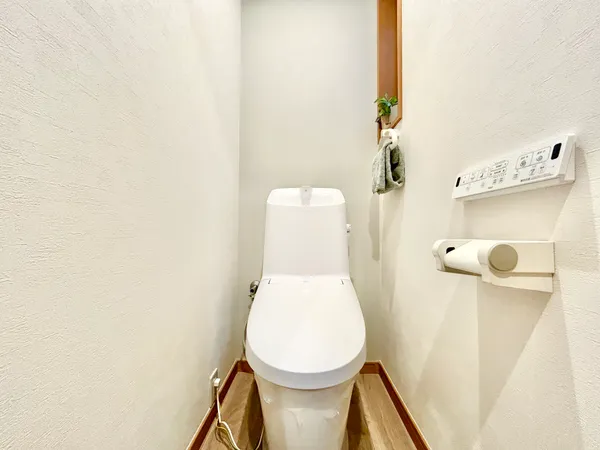 【2Fトイレ】温水洗浄便座付きのトイレです。冬も快適にお使いいただけます。
