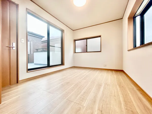 【3F洋室：約6.0帖】ルーフバルコニーに面している明るいお部屋です。
