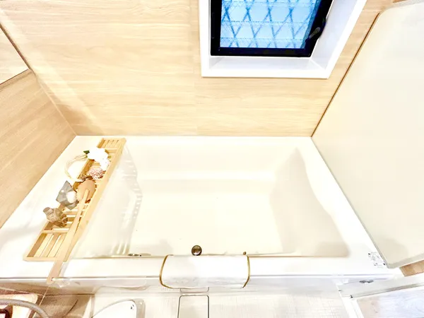【浴槽】明るい光が入る窓があります。換気も効率的にでき、快適にお使いいただけます。追い炊き機能付きです。※写真中の家具・家電・調度品は売買価格に含まれません。
