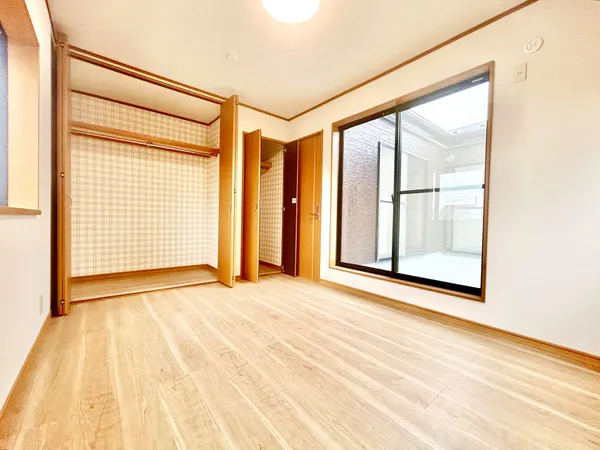 【3F洋室：約6.0帖】衣類やカバンなどを収納できるクローゼットが備わっています。住空間を広く使うことができるため、お部屋作りの選択肢が増えそうです。