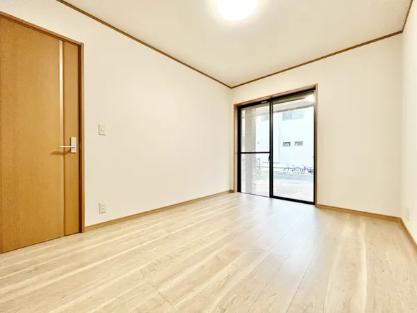 【1F洋室：約6.0帖】シャッターがついているので、防犯上も安心です。