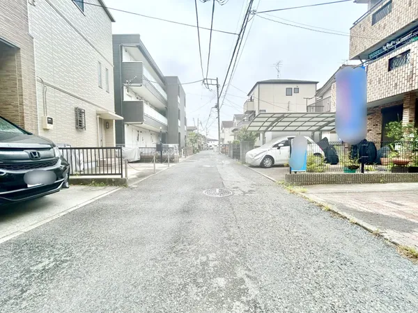 【前面道路】車通りが少なく、車の出し入れも安心です。