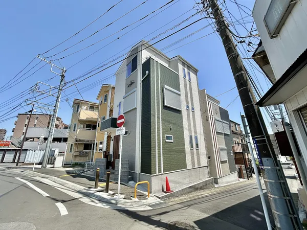 【外観】建物面積80.19平米　土地面積43.36平米の3ＬＤＫの新築戸建　※セットバック約0.56平米を含む