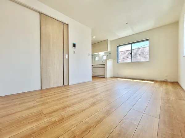 【LDK　約12.1帖】LDKは3面採光につき、採光と通風に配慮しています。