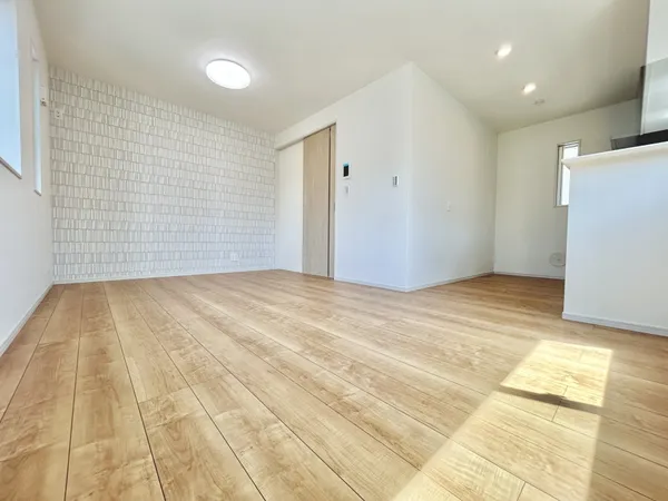 【LDK　約12.1帖】リビングで過ごすご家族を傍に感じながら、キッチンで作業することができます。