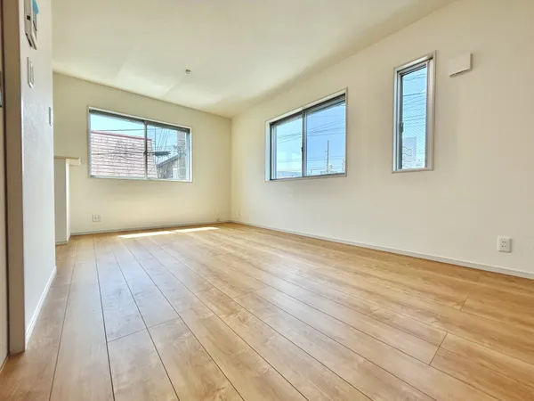 【LDK　約12.1帖】2階リビングにつき、道路からの目線を気にせずプライバシーを保つことができます。