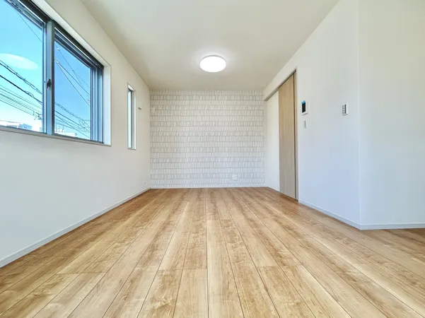 【LDK　約12.1帖】柔らかな色合いのアクセントクロスと温かみのある木目のフローリングが調和する、心地良いリビングです。