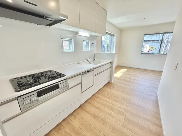 【キッチン】壁付けタイプのキッチンで、空間をより広く有効的にご活用いただけます。食器洗乾燥機付きなので、後片付けもラクにこなせます。