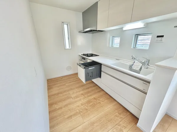 【キッチン】2面から自然採光が入る為明るく、収納豊富で、使い勝手の良いワークトップです。