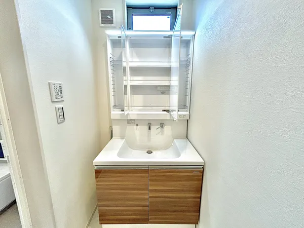 【洗面化粧台】洗面化粧台は使いやすさと収納を兼ね備えた3面鏡です。上から水が出るので、水栓まわりに水がたまらずお手入れがしやすい洗面化粧台です。