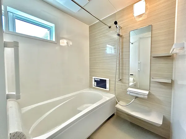 【浴室】浴室乾燥機付きで、天候が悪い日の洗濯物干し場として大活躍。浴室TV付で、ゆったりとバスタイムを楽しめます。