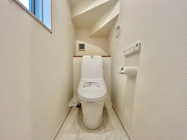 【1階　トイレ】清潔感のある白を基調としたトイレです。温水洗浄便座付きで、快適にお使いいただけます。