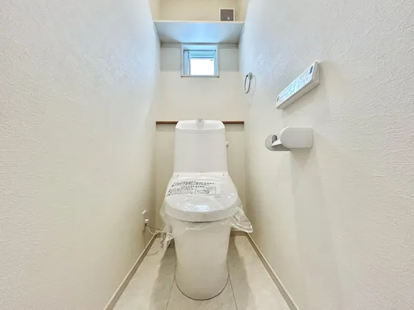 【2階　トイレ】快適にご使用いただける温水洗浄便座付きのトイレです。棚があり、トイレットペーパー等を収納可能です。