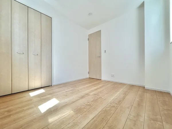 【洋室　約5.0帖】2面採光のお部屋なので、陽当り・通風良好です。