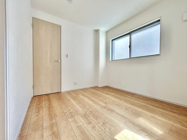 【洋室　約5.0帖】視線を遮りつつ陽光を取り込む、磨りガラスを採用しています。