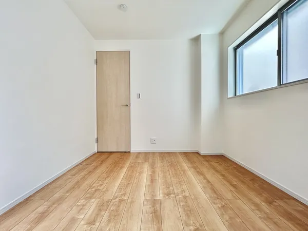 【洋室　約5.0帖】シンプルな内装なので、様々なテイストの家具と調和します。