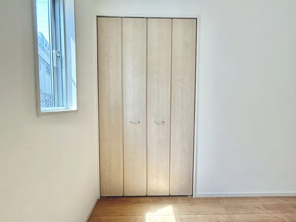 【洋室　約5.0帖　収納】全居室に収納スペースが備わっているので住空間を広く使うことができます。