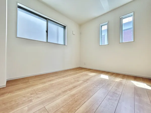 【洋室　約5.5帖】明るく風通しの良い2面採光のお部屋です。