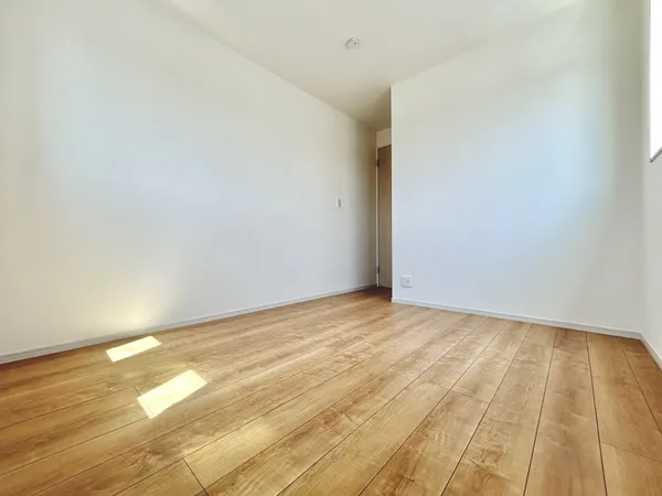 【洋室　約5.5帖】趣味に合わせて使って頂けるようシンプルに仕上げてあります。