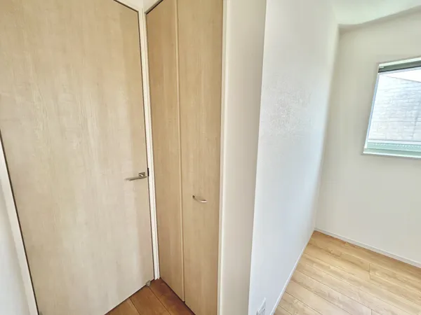 【洋室　約5.5帖　収納】ナチュラルな木目調の収納扉とフローリングの木目がマッチしたシンプルな内装です。