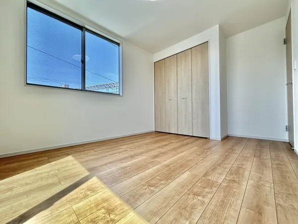 【洋室　約6.2帖】このお家で一番広いお部屋なので、主寝室としてもご使用いただけます。