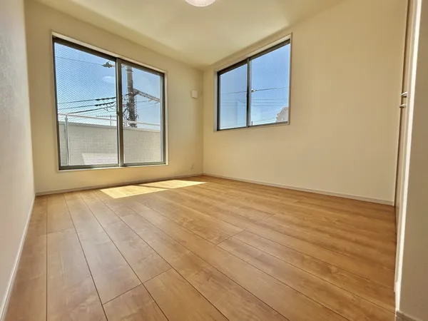 【洋室　約6.2帖】2面採光で、陽当りと風通しの良いお部屋です。