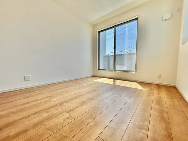 【洋室　約6.2帖】南西向きバルコニーに面した窓からは、温かな自然光を感じられます。