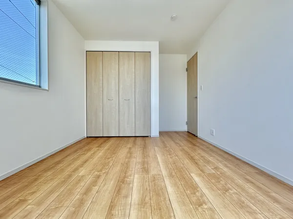 【洋室　約6.2帖】シンプルな内装なので、様々なテイストの家具と調和します。