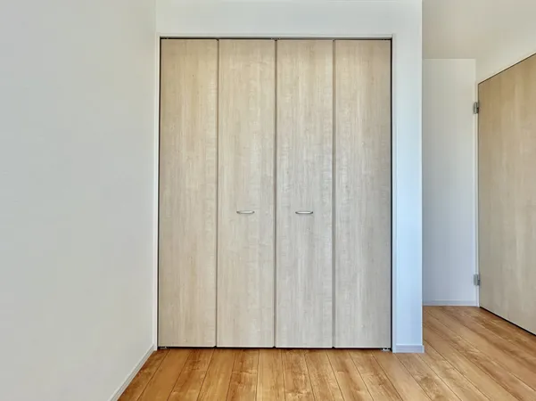 【洋室　約6.2帖　収納】バルコニーから取り込んだ洗濯物をそのままクローゼットに収納可能です。