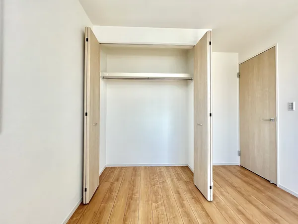 【洋室　約6.2帖　収納】機能的なクローゼットは、お洋服をきれいな状態で収納できます。