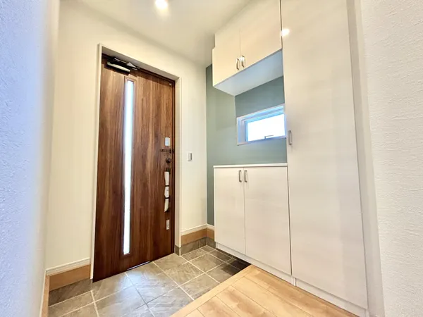 【玄関】フロートタイプのシューズボックスを備えています。床面が広く感じられ、掃除も楽に行えます。